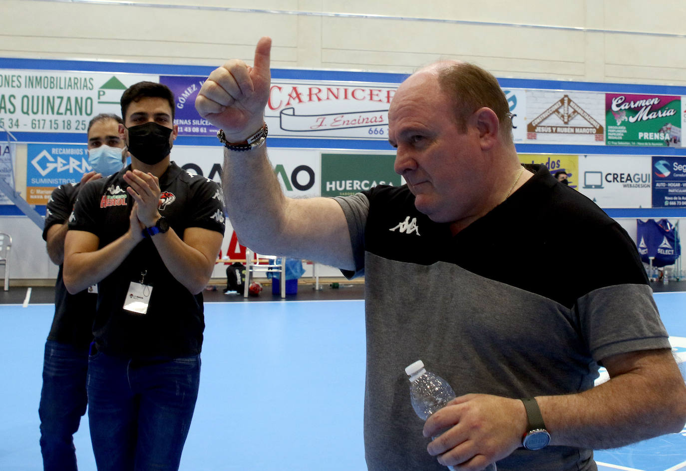 Los jugadores del Balonmano Nava celebran su permanencia en Asobal 