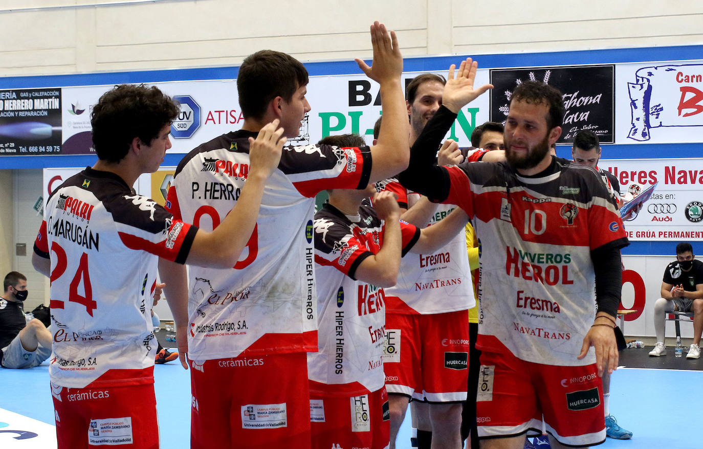 Los jugadores del Balonmano Nava celebran su permanencia en Asobal 