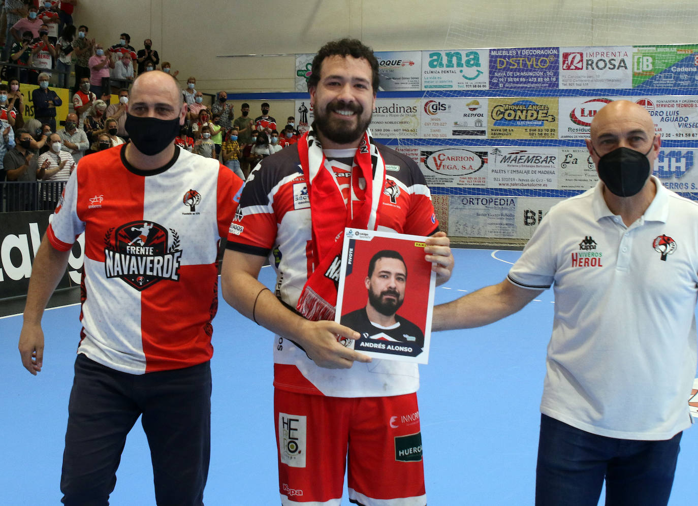 Los jugadores del Balonmano Nava celebran su permanencia en Asobal 