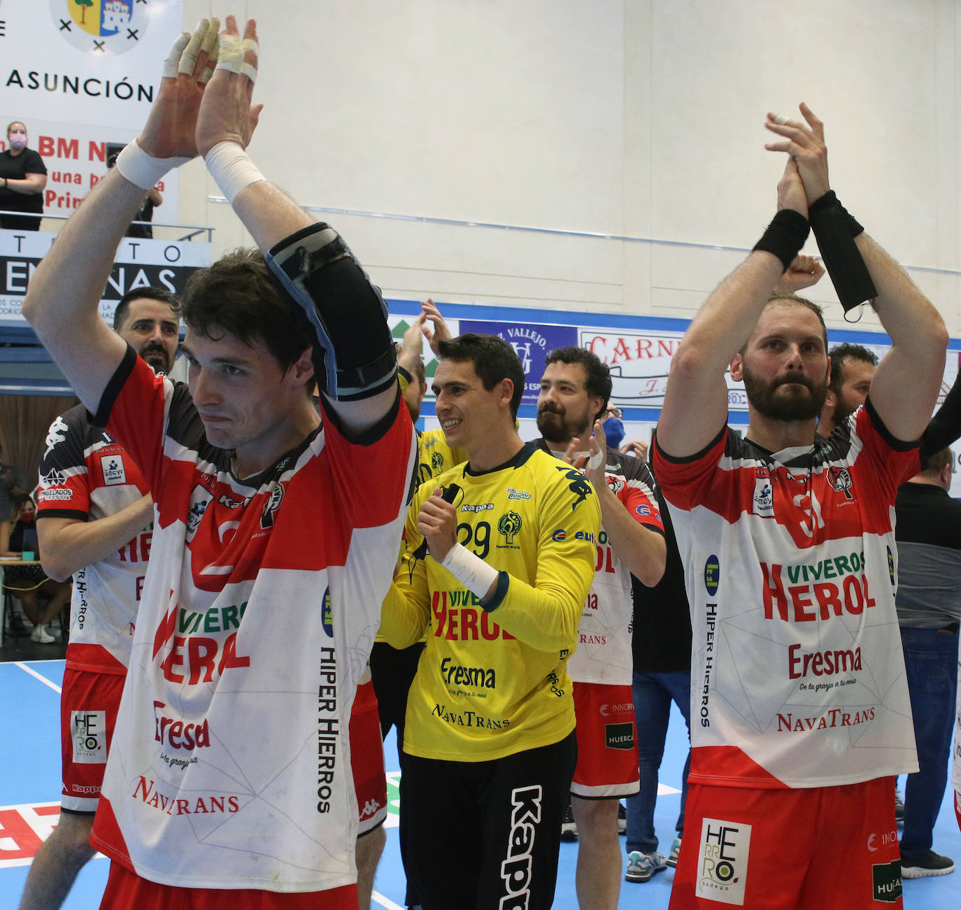 Los jugadores del Balonmano Nava celebran su permanencia en Asobal 