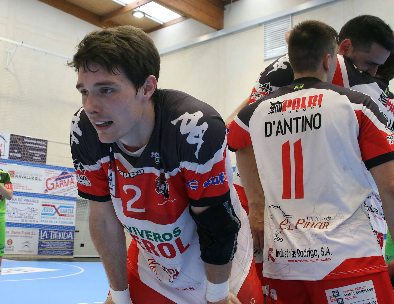 Los jugadores del Balonmano Nava celebran su permanencia en Asobal 