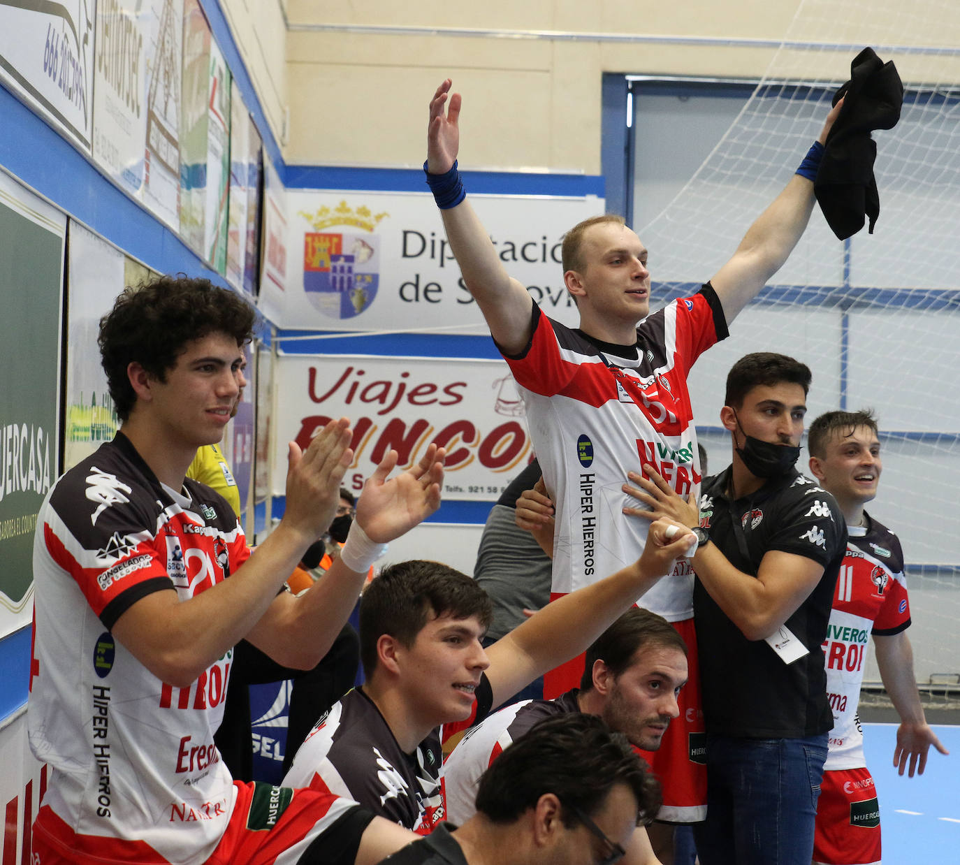 Los jugadores del Balonmano Nava celebran su permanencia en Asobal 