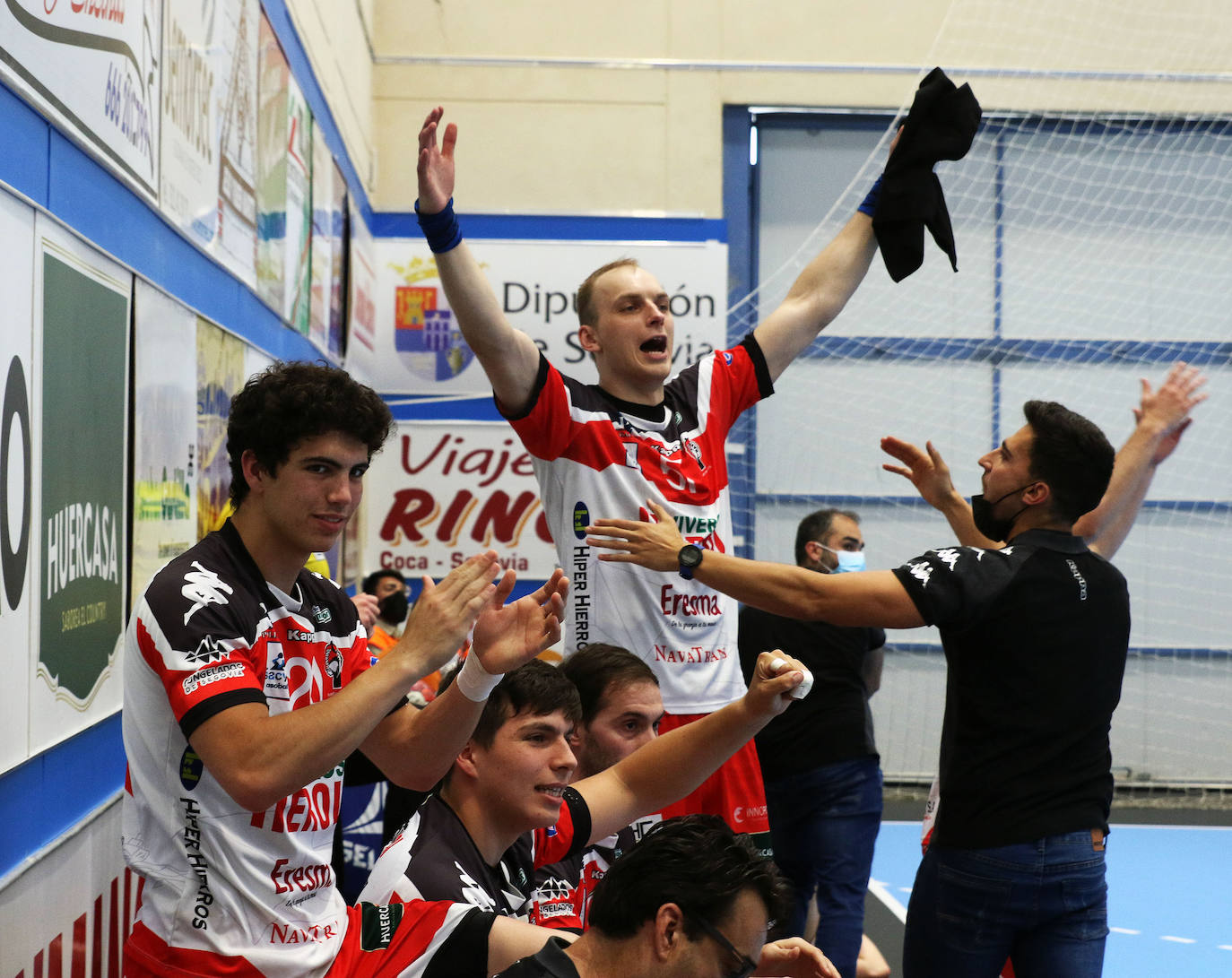 Los jugadores del Balonmano Nava celebran su permanencia en Asobal 