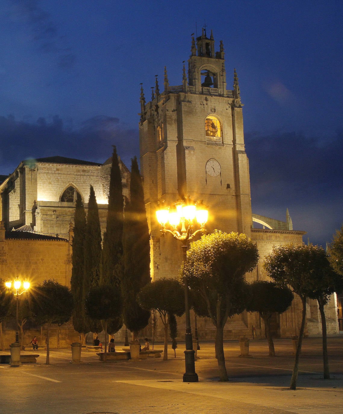 Lista 33+ Imagen de fondo alienígenas en la fachada de la catedral de palencia Lleno