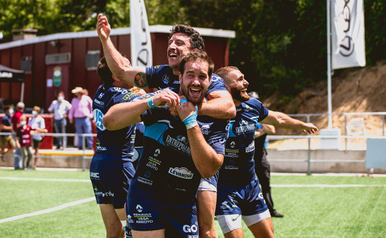 Los queseros celebran el título en el campo de Las Terrazas. 