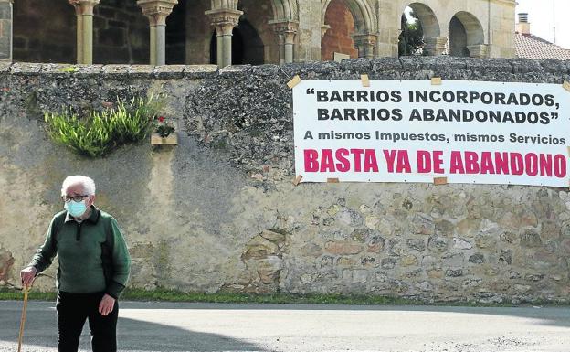 La pancarta reivindicativa es una de las primeras cosas que se ven nada más entrar en Madrona. 