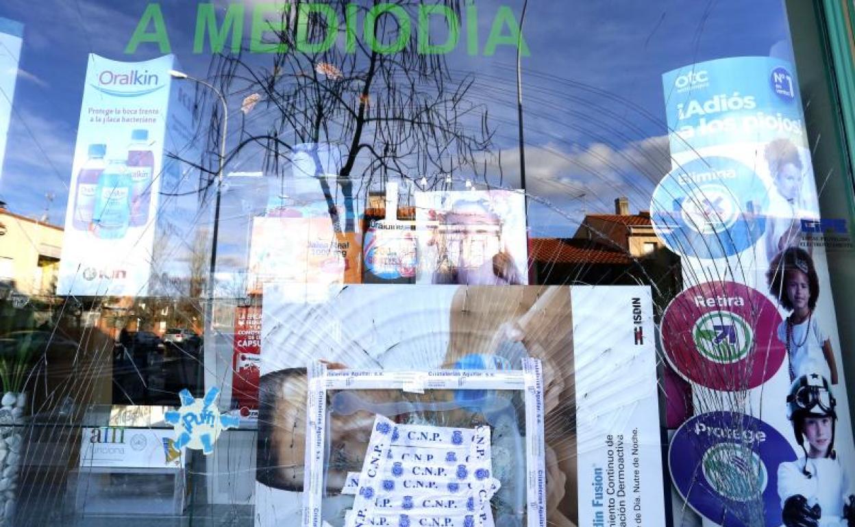 Luna de un escaparate de un comercio destrozada para intentar robar en su interior. 