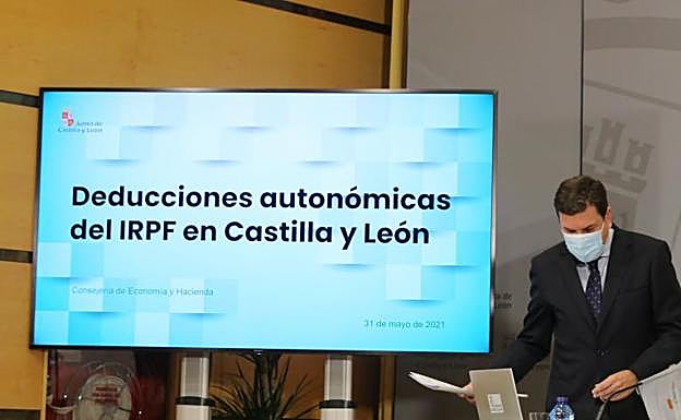 El consejero de Economía y Hacienda, Carlos Fernández Carriedo, en la presentación de las deducciones autonómicas del IRPF en Castilla y León.
