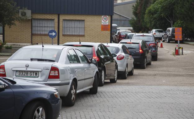 Colas para pasar la ITV en el polígono de Argales de Valladolid.