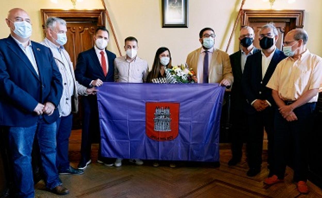 El alcalde de Ávila, Jesús Manuel Sánchez Cabrera (4d) recibe al futbolista abulense Rubén Peña (4i), tras haber conseguido la UEFA Europea League con su equipo, el Villarreal Club de Fútbol, hoy en el Ayuntamiento de la capital abulense 