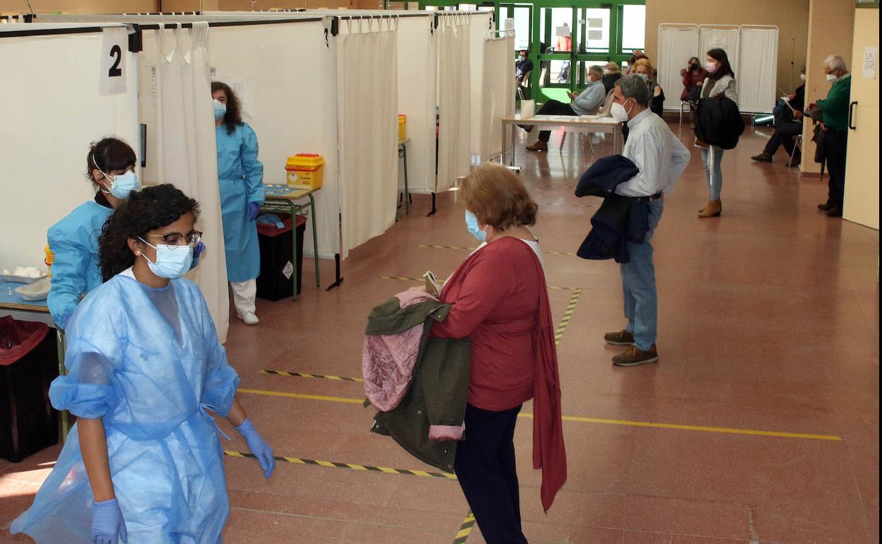 Filas de segovianos para vacunarse en los puestos abiertos en el pabellón Pedro Delgado. 