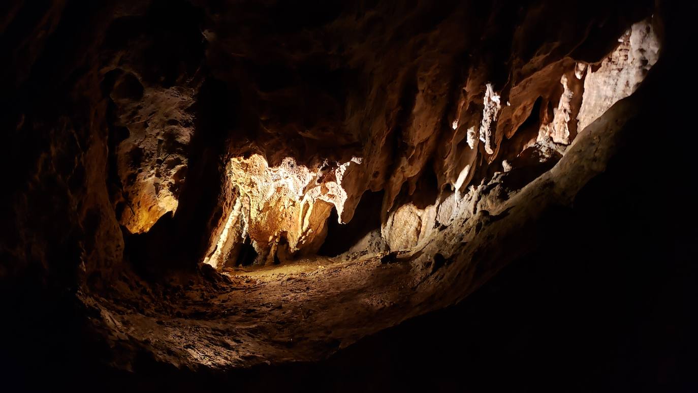 Ubicada en el corazón de la montaña leonesa la Cueva de Valporquero sigue deslumbrando una y mil veces. Un millón de años de historia convierten sus salas en un escenario al que merece la pena regresar de forma recurrente. 