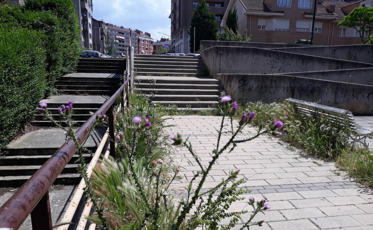 Escaleras y bancos del acceso al paseo de la calle Juan de Valladolid, en el barrio de Parquesol. 