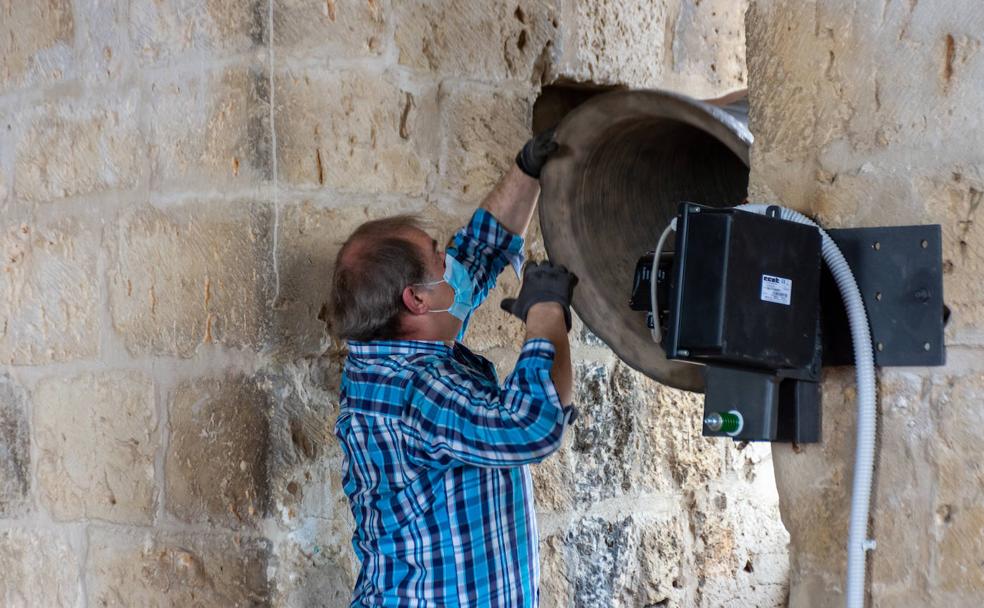 Ignacio Delgado toca manualmente una de las cuatro campanas restauradas.