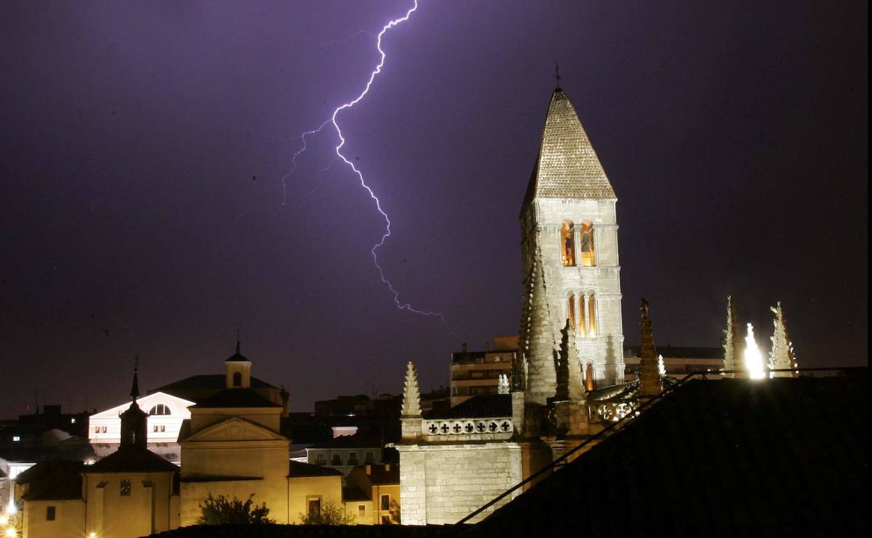 Un rayo, en Valladolid en una imagen de archivo. 