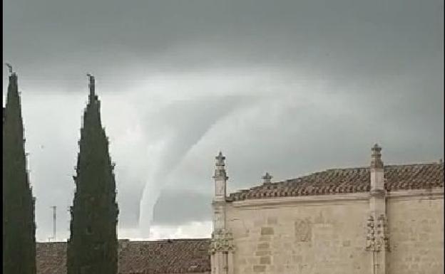 Vídeo: un tornado de agua sorprende a Palencia en medio de la tormenta