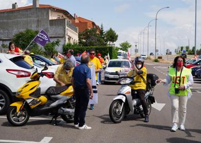 Imagen secundaria 1 - Preparativos antes del inicio de la manifestación por las calles de Salamanca 