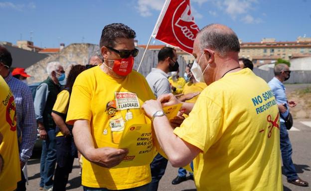Imagen principal - Preparativos antes del inicio de la manifestación por las calles de Salamanca 