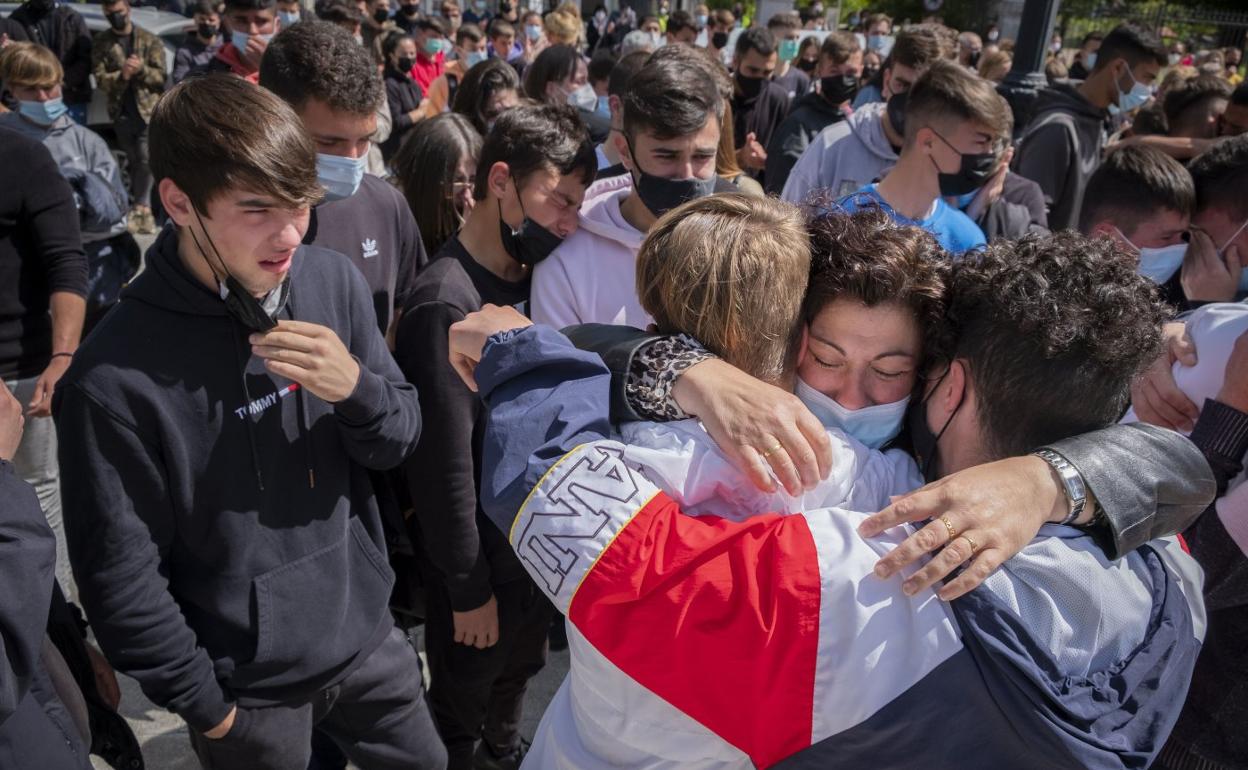 Más de dos mil personas arroparon a la familia de Mario Fuentes en Colindres días después de producirse el crimen.