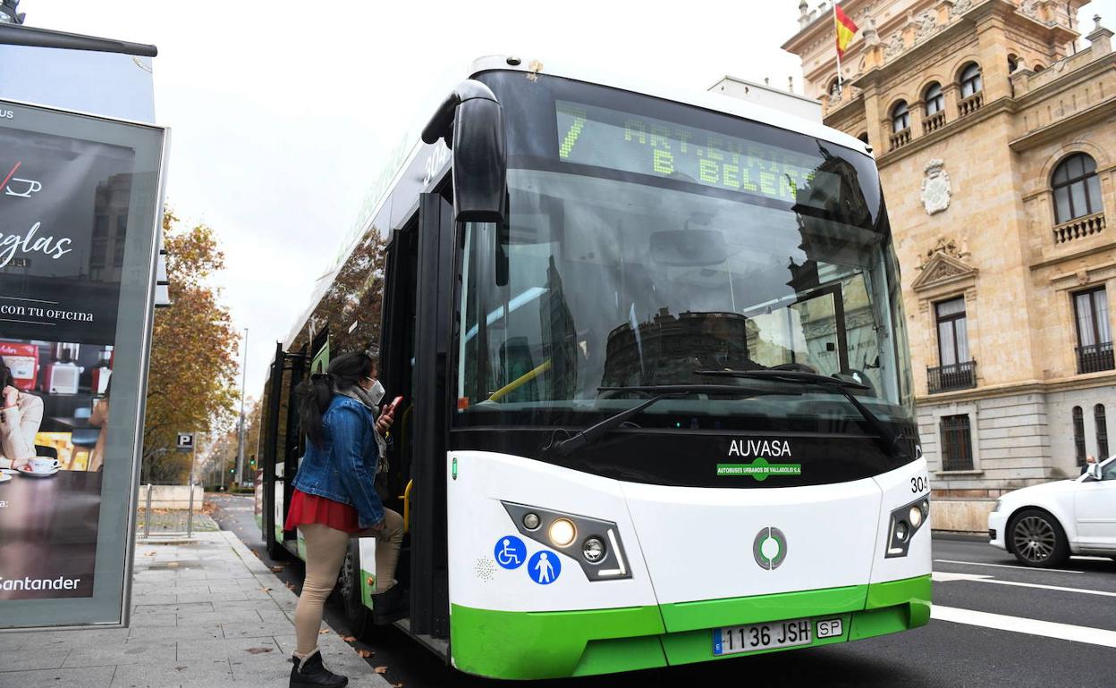Una pasajera sube a un autobús de Auvasa.