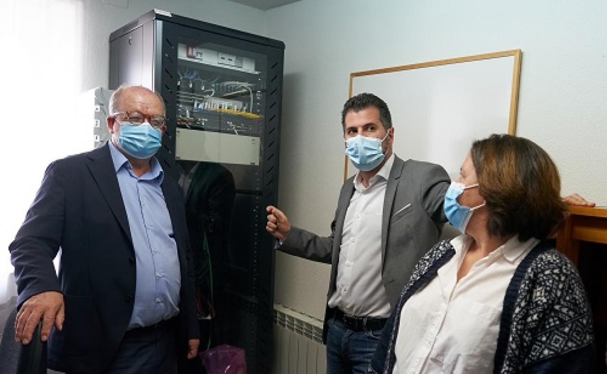 En el centro, Luis Tudanca acompañado por el secretario general del PSOE de Ávila, Jesús Caro, y la alcaldesa de Villanueva de Gómez, Rosa María Cuenca. 