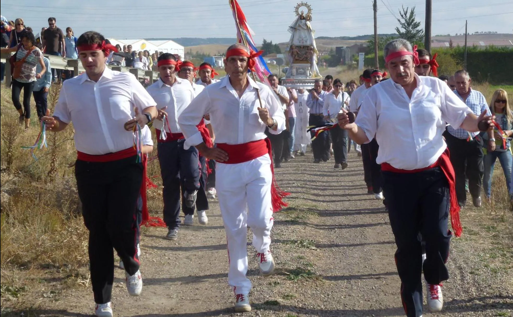 Los danzantes, durante el recorrido de la procesión de la Virgen de Villaverde.