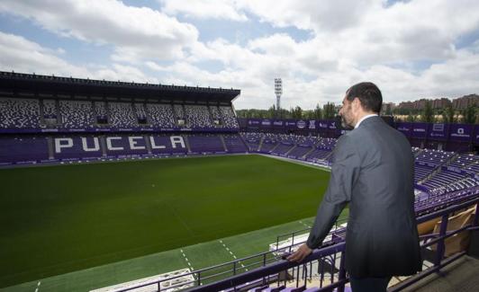El director del Gabinete de Presidencia contempla el estadio Zorrilla.