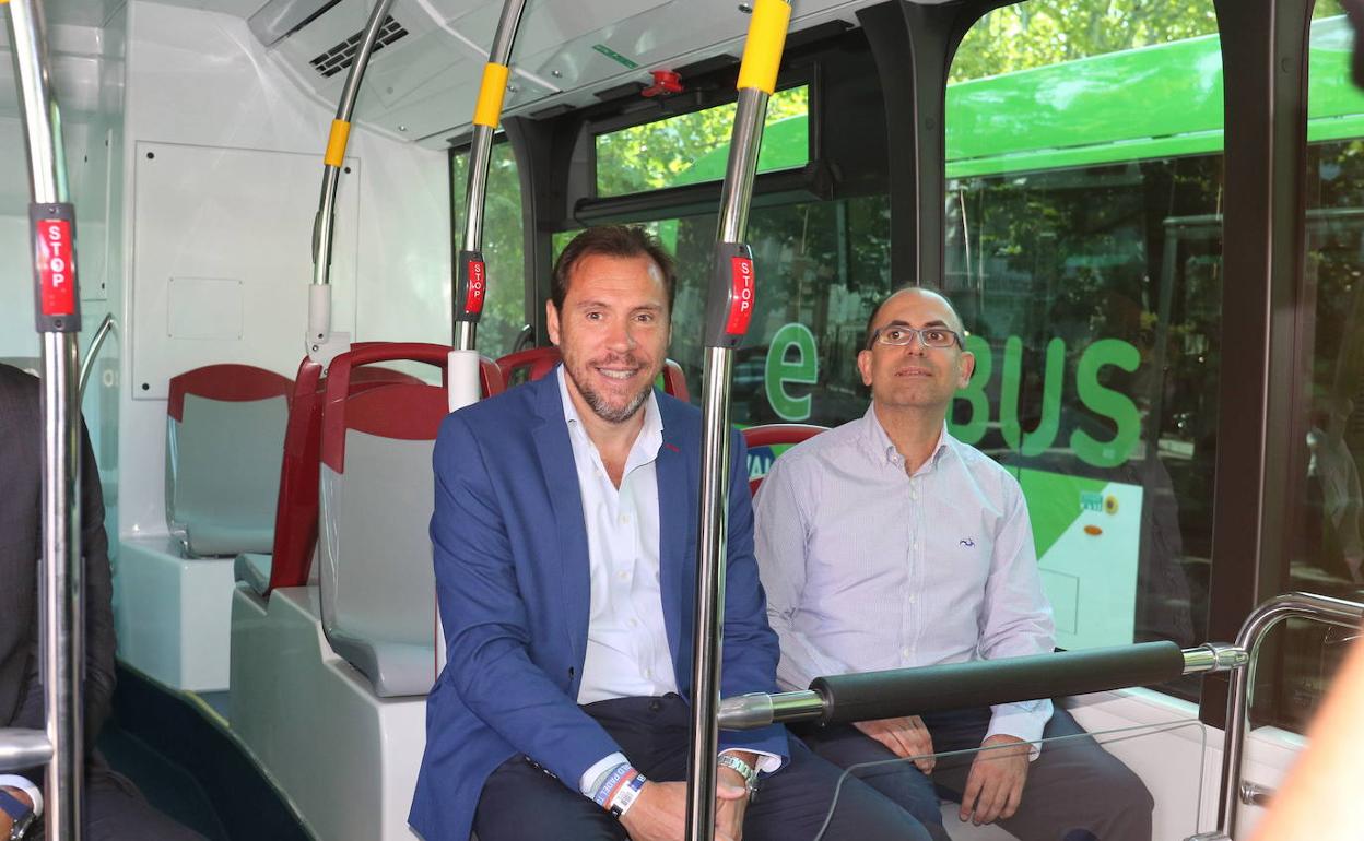 El alcalde, Óscar Puente, y el concejal de Vialidad, en la presentación de unos autobuses híbridos, en 2019. 