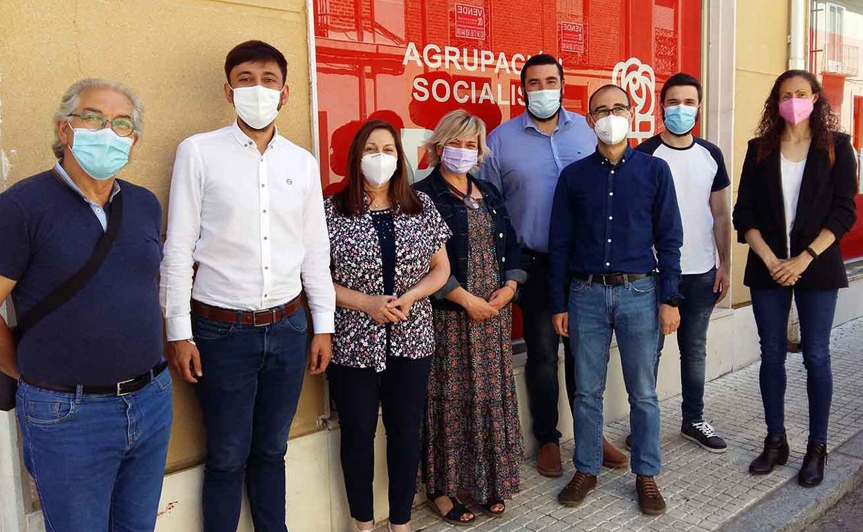 El grupo socialista posa en Peñaranda antes de la reunión mantenida esta tarde 