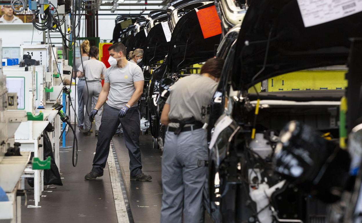 Trabajadores en la fábrica de Renault.