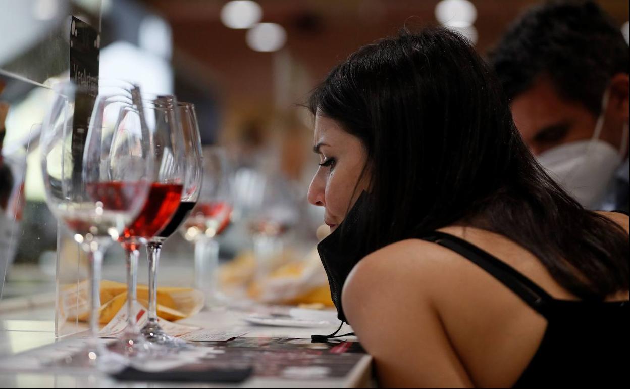 Una mujer observa varias copas de vino en Madrid Fusión.