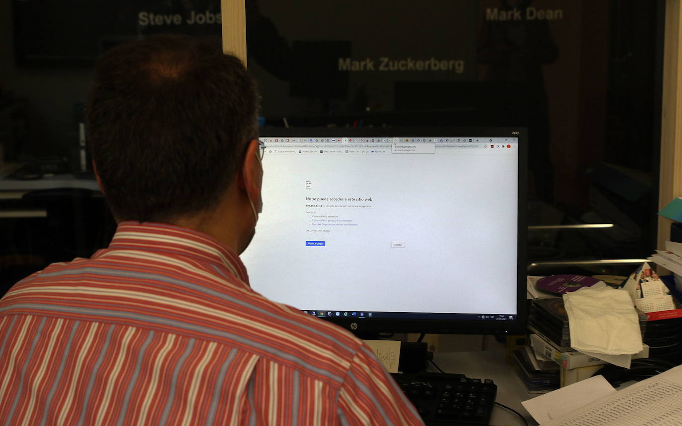 Un técnico de la Diputación trabaja para intentar recuperar el sistema tras el ciberataque.