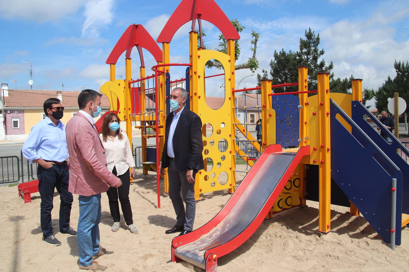 El delegado territorial y las autoridades locales, durante su visita al nuevo parque en el barrio de San Gil. 