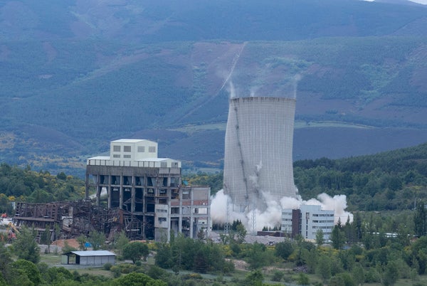 Voladura de la torre de refrigeración de la térmica de Anllares.