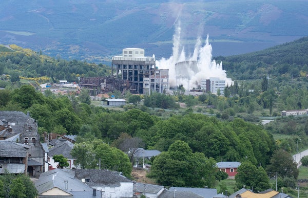 Voladura de la torre de refrigeración de la térmica de Anllares.