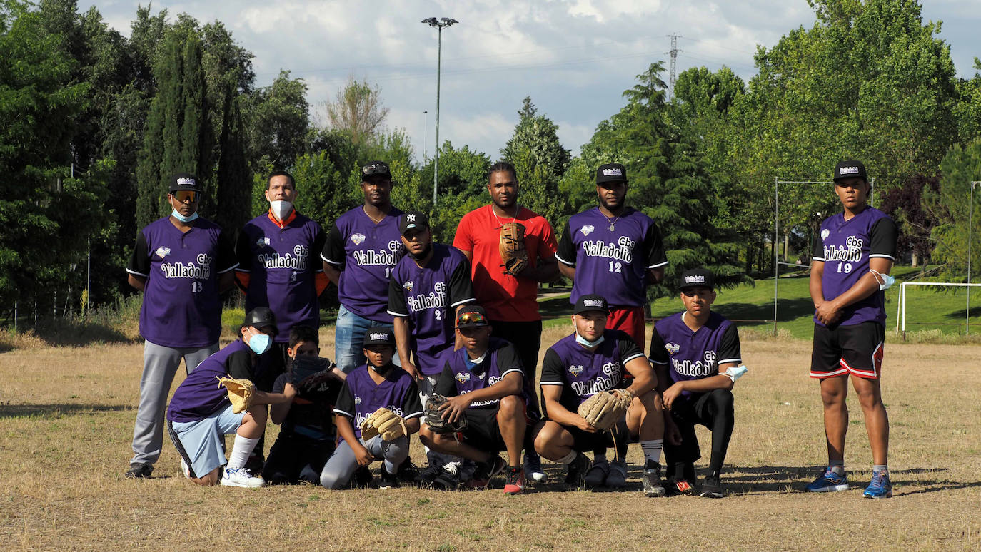 Los jugadores del CBS Valladolid durante un entrenamiento pese a las limitaciones que les plantea el campo de fútbol de Soto de la Medinilla ubicado en Barrio España