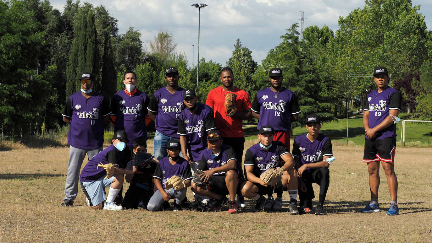 Los jugadores del CBS Valladolid durante un entrenamiento pese a las limitaciones que les plantea el campo de fútbol de Soto de la Medinilla ubicado en Barrio España