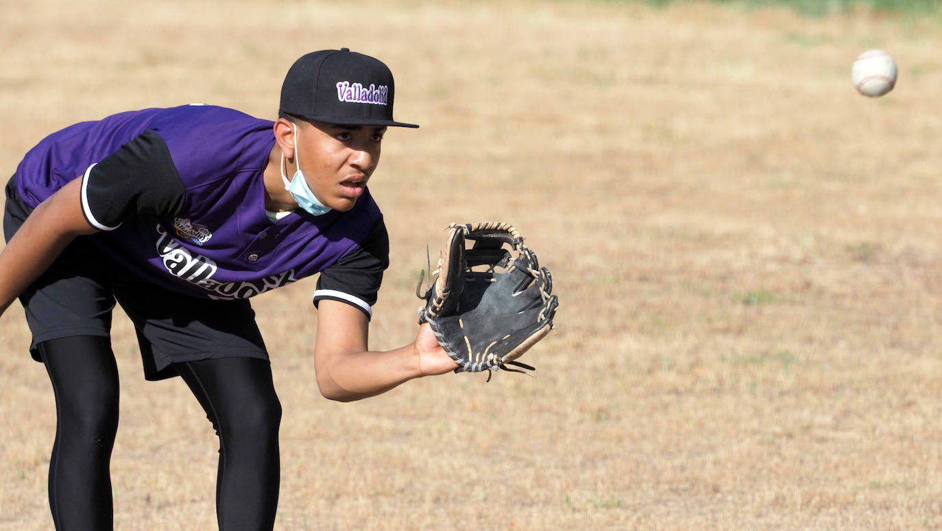 Los jugadores del CBS Valladolid durante un entrenamiento pese a las limitaciones que les plantea el campo de fútbol de Soto de la Medinilla ubicado en Barrio España