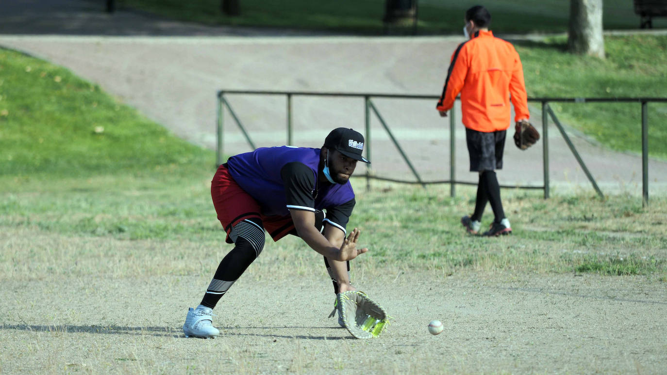 Los jugadores del CBS Valladolid durante un entrenamiento pese a las limitaciones que les plantea el campo de fútbol de Soto de la Medinilla ubicado en Barrio España