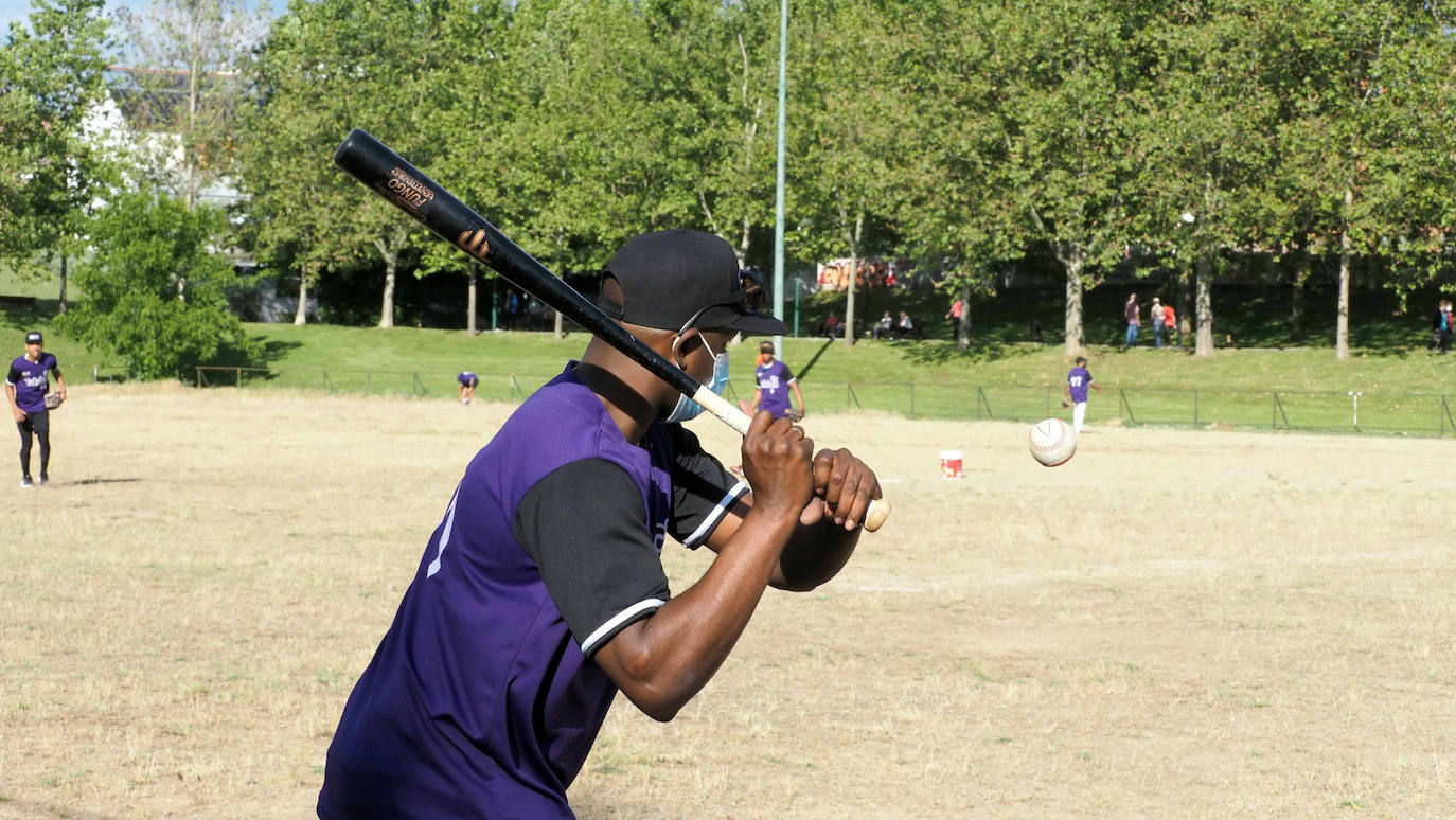 Los jugadores del CBS Valladolid durante un entrenamiento pese a las limitaciones que les plantea el campo de fútbol de Soto de la Medinilla ubicado en Barrio España