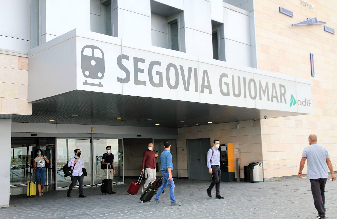 Usuarios del AVE salen de la estación de Segovia tras regresar de Madrid.