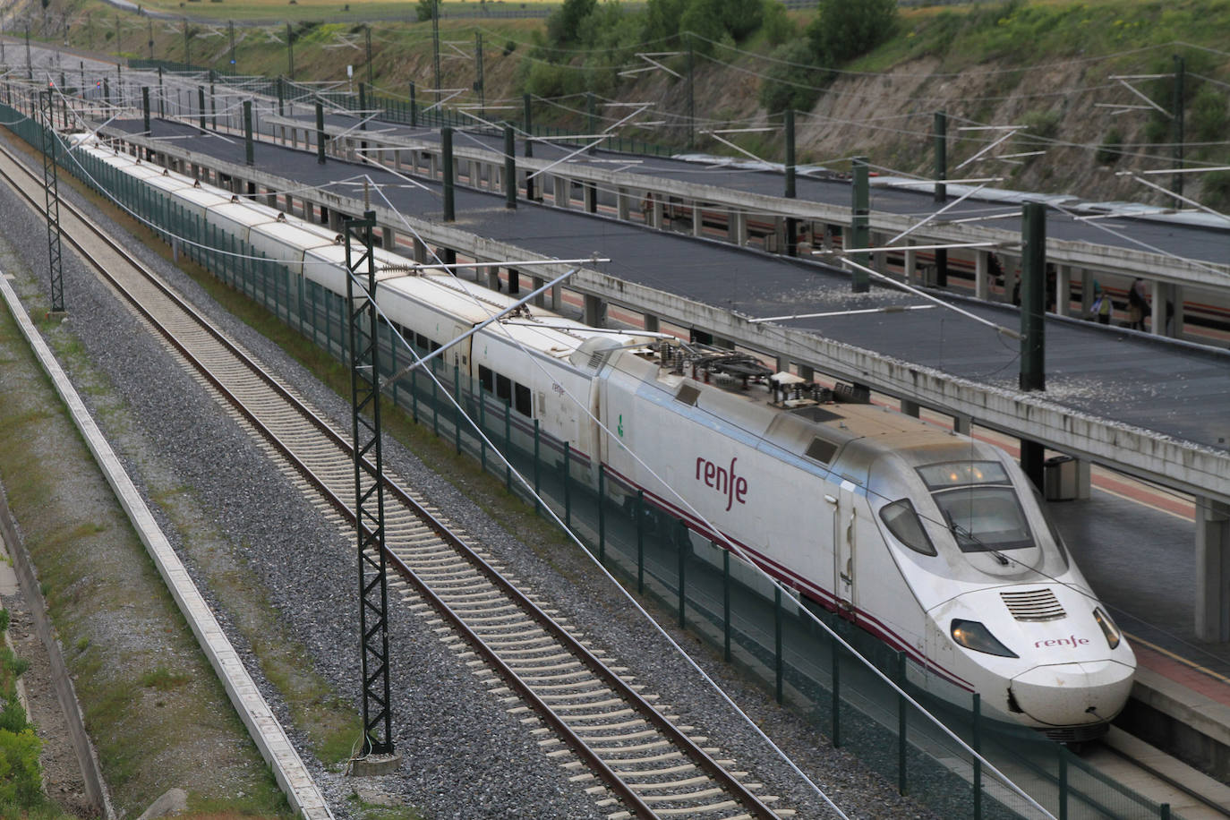 Un tren hace su entrada en la estación de Segovia Guiomar procedente de Madrid.. 