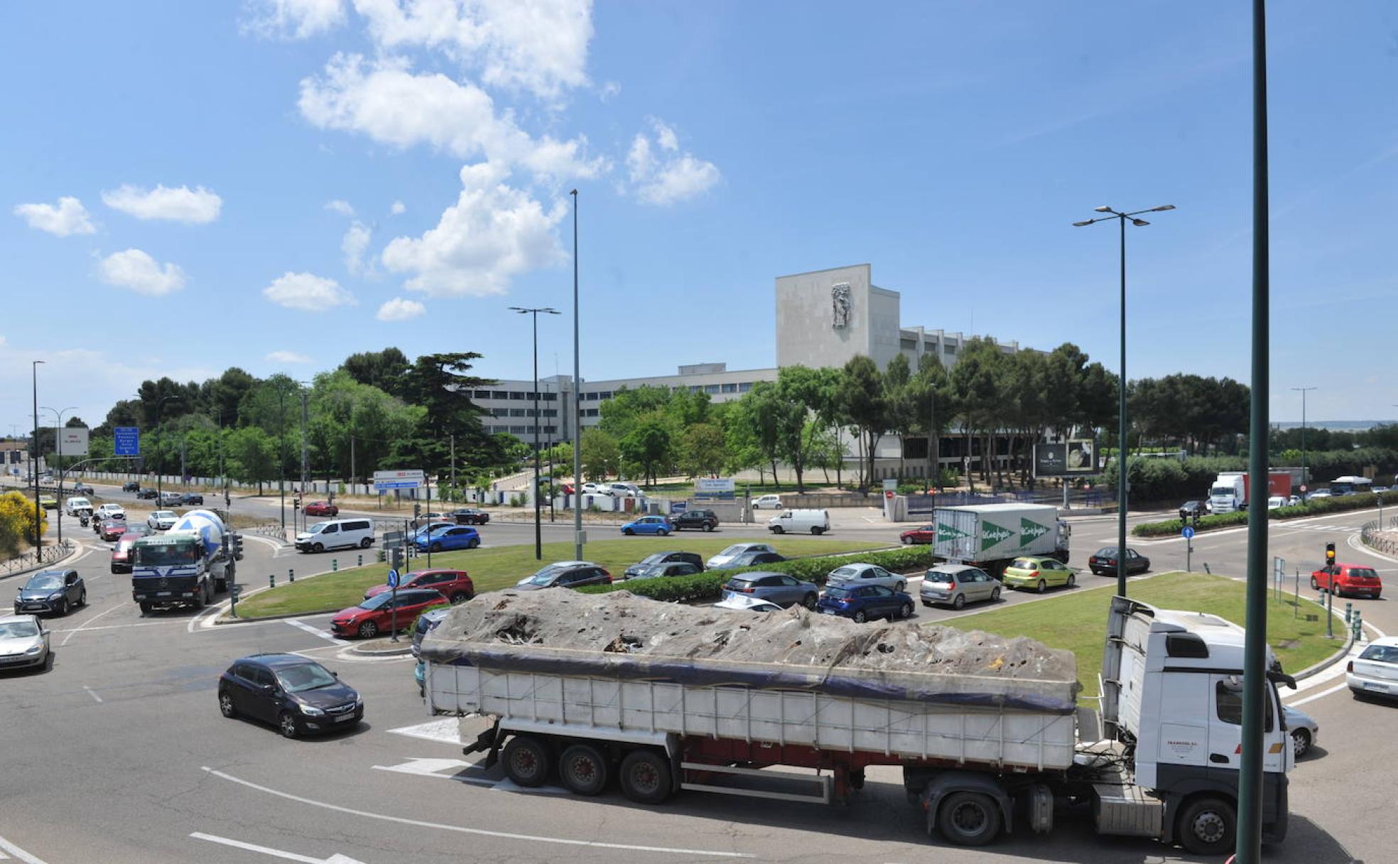 Camiones y coches atraviesan la rotonda de San Agustín.