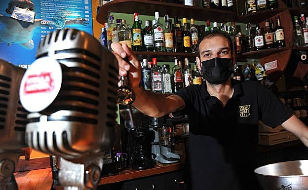 Alberto Vélez tras la barra de su bar de copas, 'Tacuba', en Valladolid. 