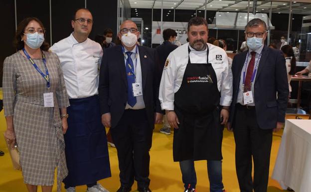 El pastelero Fidel López y el cocinero Antonio Arrabal, junto a los diputados provinciales Raquel Contreras y Jesús María Sendino y el director técnico de Burgos Alimenta, José Antonio Gómez Yagüe. 