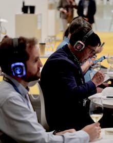 Imagen secundaria 2 - Arriba, los vinos, y abajo, el desarrollo de la cata de variedades minoritarias organizada por Tierra de Sabor. 