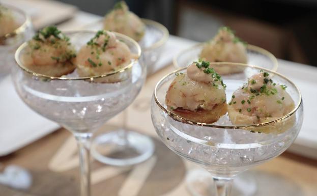 Imagen principal - Arriba, 'Cóctel de gambas' de Palmira Soler, del restaurante 5 Gustos.. Abajo, Craquet de espárragos verdes, blancos y salvajes, y pastela de paloma miel y almendrad, de Víctor Martín, de Trigo. 