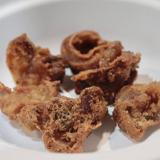 Cueros de la cabeza del cordero fritos. 