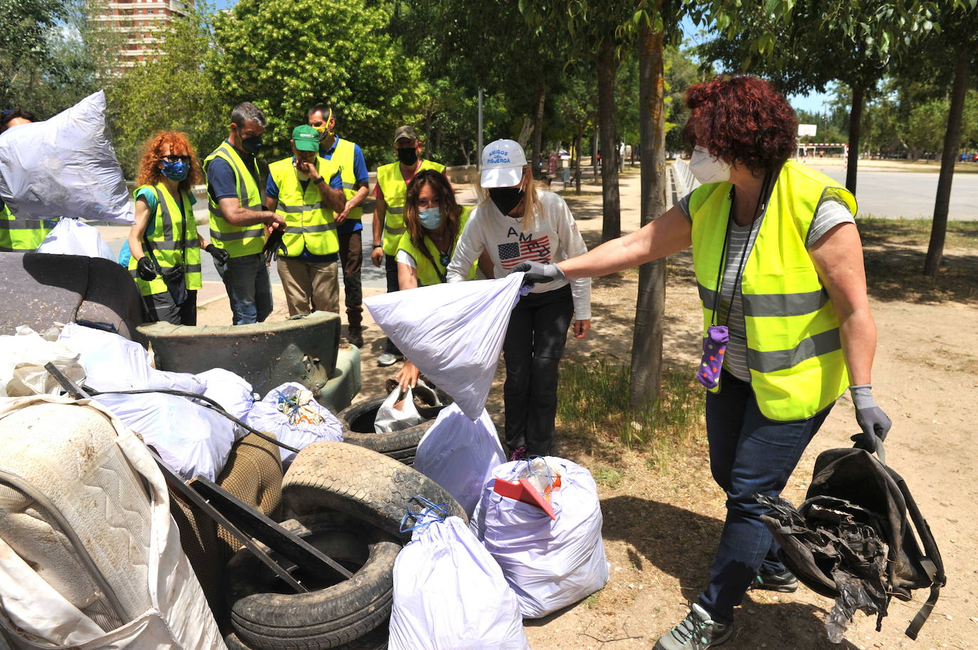 Los voluntarios, con algunos de los enseres retirados del río y de la ribera del Pisuerga. 