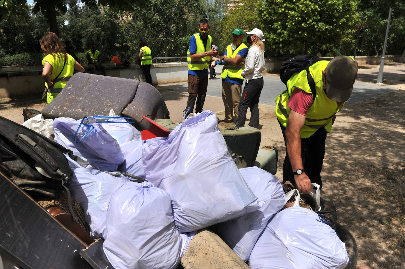 Los voluntarios, con algunos de los enseres retirados del río y de la ribera del Pisuerga. 